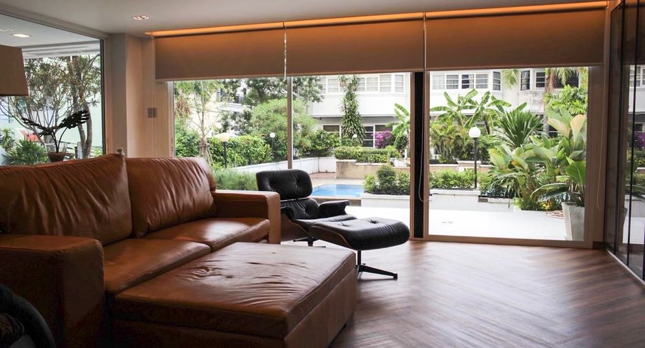 For sale 3 bedrooms townhouse in Watthana, Bangkok