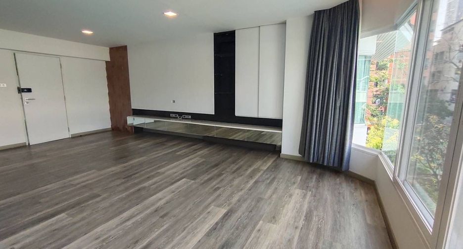 For sale 3 bedrooms townhouse in Watthana, Bangkok