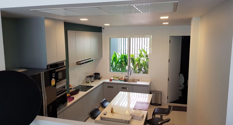 For sale 3 bedrooms townhouse in Watthana, Bangkok