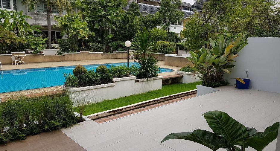For sale 3 bedrooms townhouse in Watthana, Bangkok