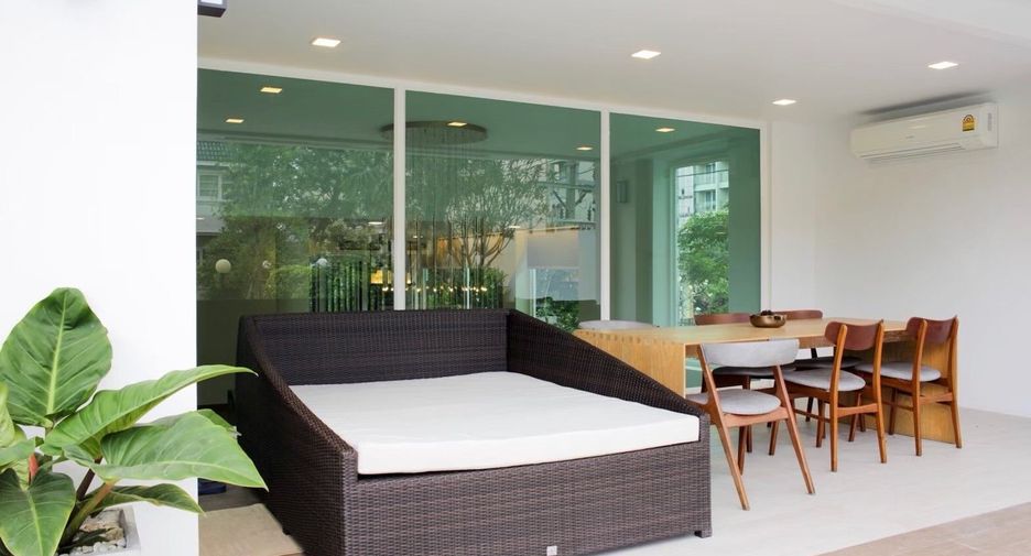 For sale 3 bedrooms townhouse in Watthana, Bangkok