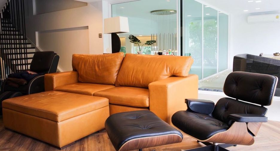 For sale 3 bedrooms townhouse in Watthana, Bangkok