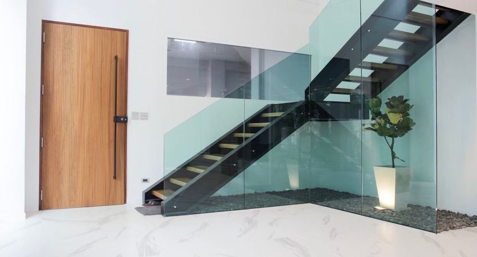 For sale 3 bedrooms townhouse in Watthana, Bangkok