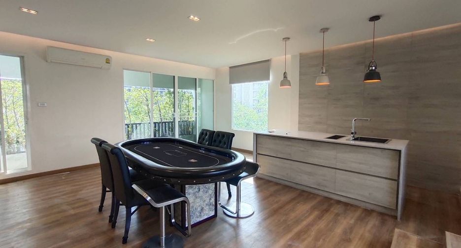For sale 3 bedrooms townhouse in Watthana, Bangkok