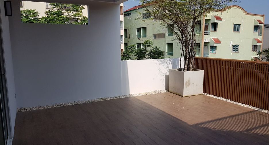 For sale 3 bedrooms townhouse in Watthana, Bangkok