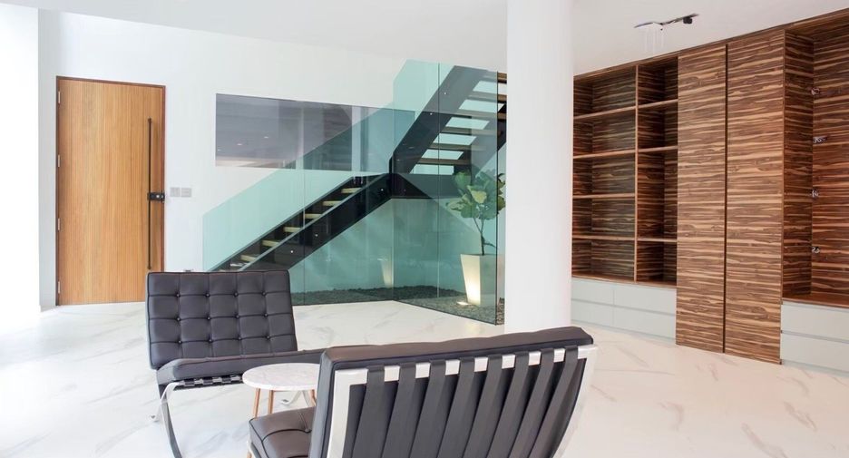 For sale 3 bedrooms townhouse in Watthana, Bangkok