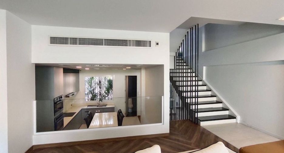 For sale 3 bedrooms townhouse in Watthana, Bangkok