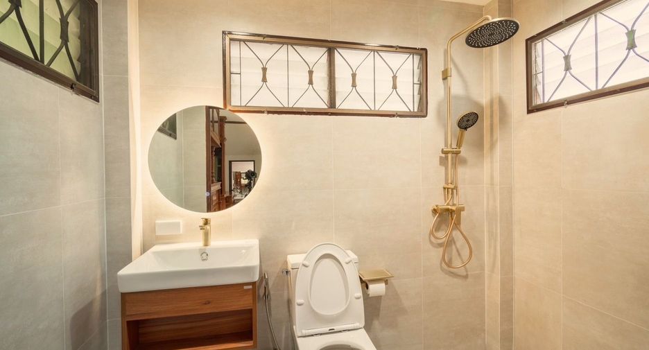 For sale 3 bedrooms house in Bang Kapi, Bangkok