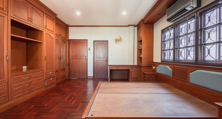 For sale 3 bedrooms house in Bang Kapi, Bangkok
