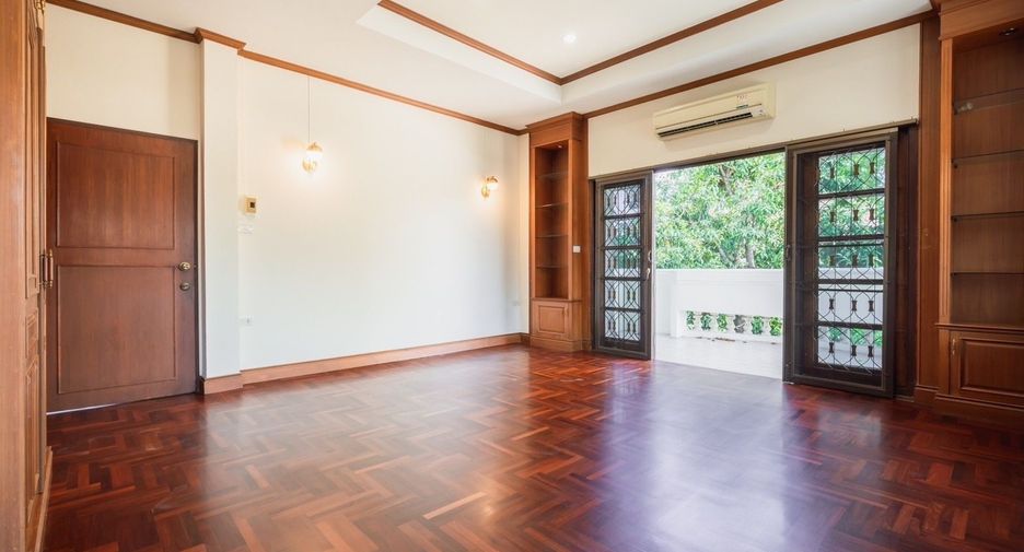 For sale 3 bedrooms house in Bang Kapi, Bangkok
