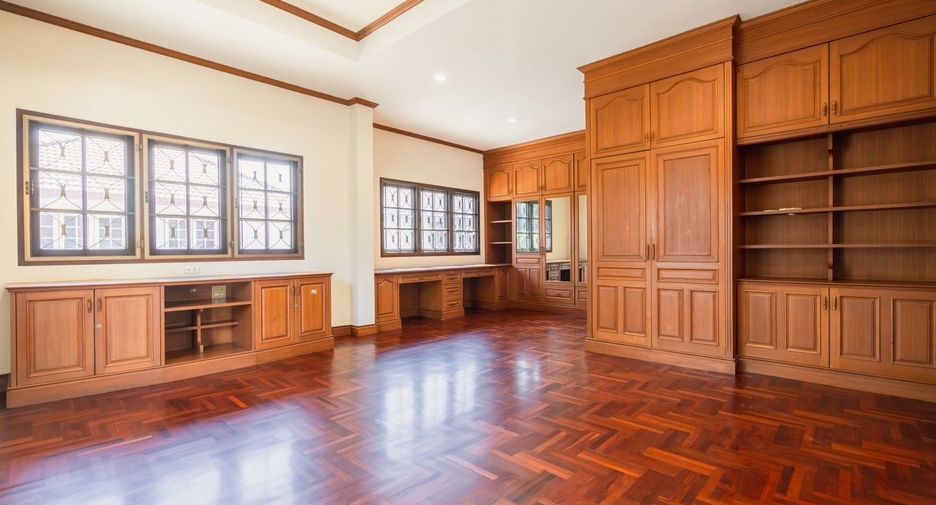 For sale 3 bedrooms house in Bang Kapi, Bangkok