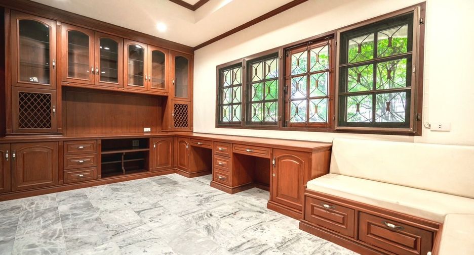 For sale 3 bedrooms house in Bang Kapi, Bangkok