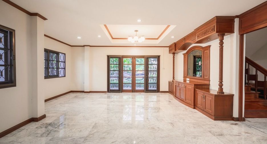 For sale 3 bedrooms house in Bang Kapi, Bangkok
