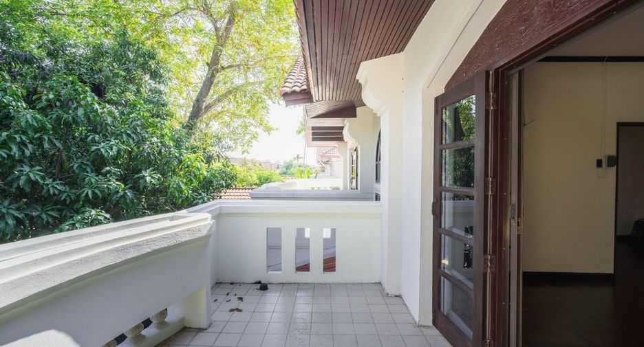 For sale 3 bedrooms house in Bang Kapi, Bangkok