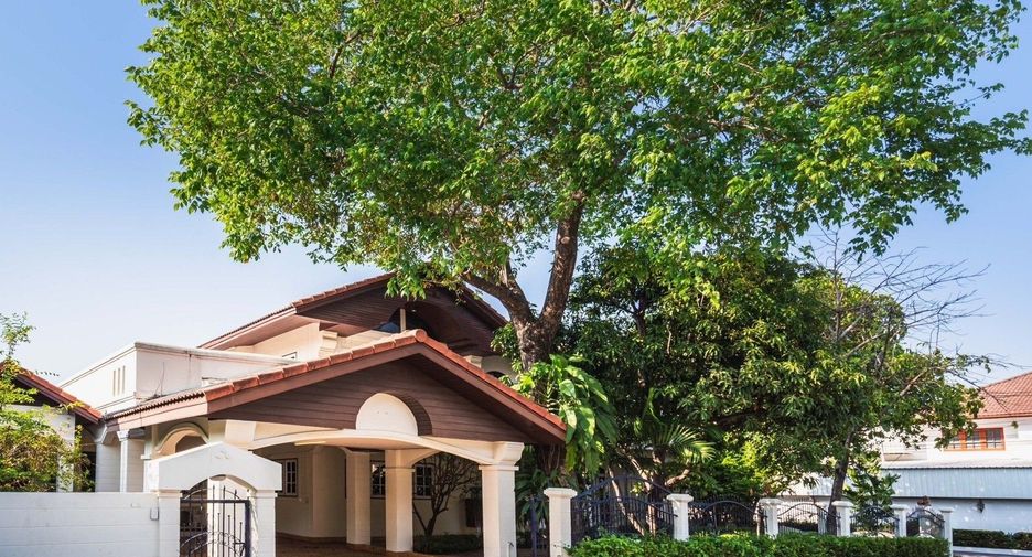 For sale 3 bedrooms house in Bang Kapi, Bangkok