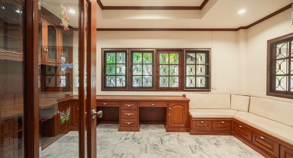 For sale 3 bedrooms house in Bang Kapi, Bangkok