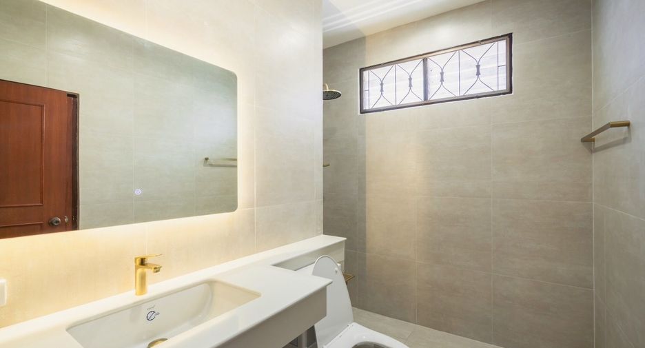 For sale 3 bedrooms house in Bang Kapi, Bangkok