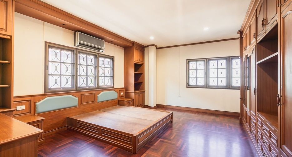 For sale 3 bedrooms house in Bang Kapi, Bangkok