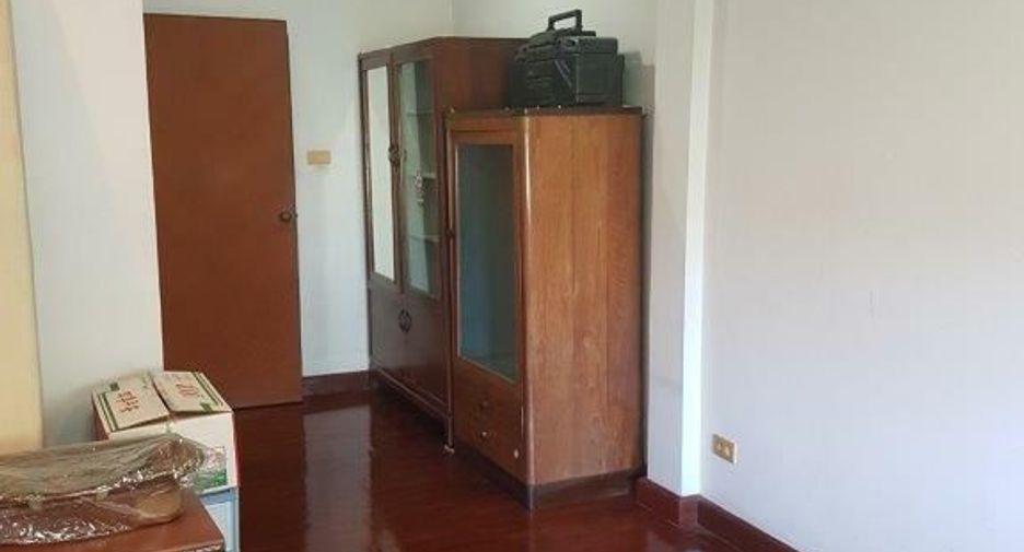 À vendre 4 chambres maison de ville à Thung Khru, Bangkok