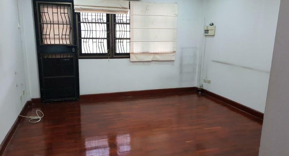 À vendre 4 chambres maison de ville à Thung Khru, Bangkok
