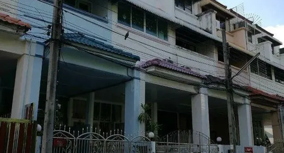 À vendre 4 chambres maison de ville à Thung Khru, Bangkok