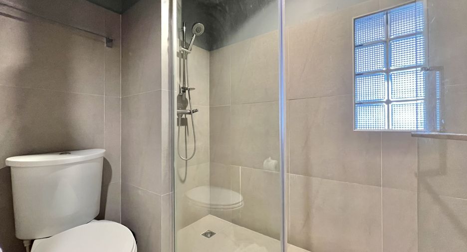 Hotel en venta de 76 habitaciones en Si Racha, Chonburi