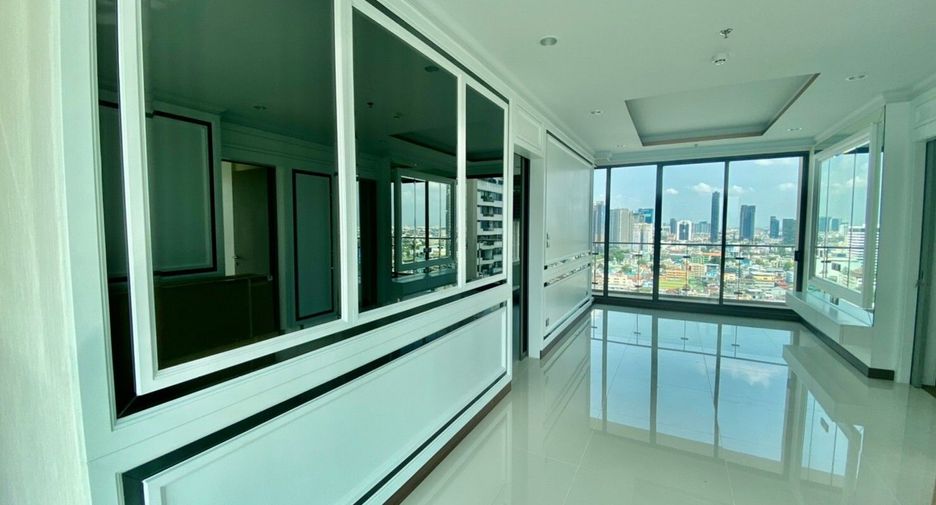 For rent 3 bedrooms condo in Watthana, Bangkok