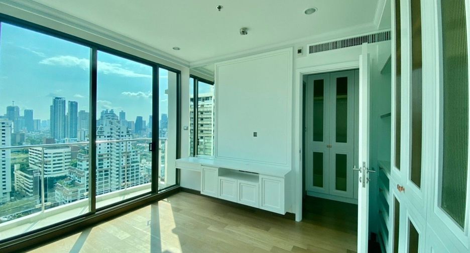 For rent 3 bedrooms condo in Watthana, Bangkok