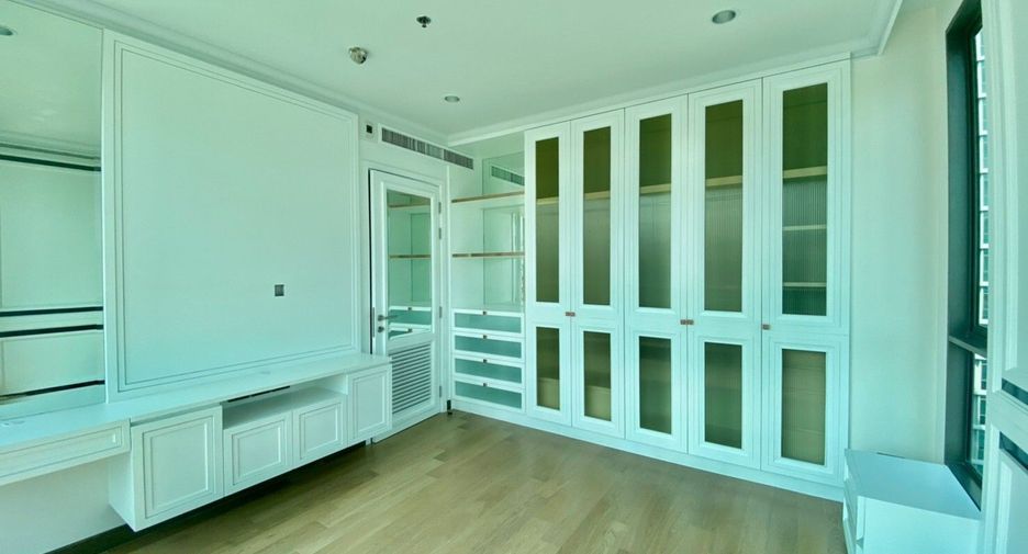 For rent 3 bedrooms condo in Watthana, Bangkok