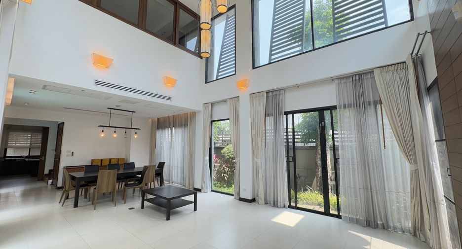 For rent 3 bedrooms house in Watthana, Bangkok