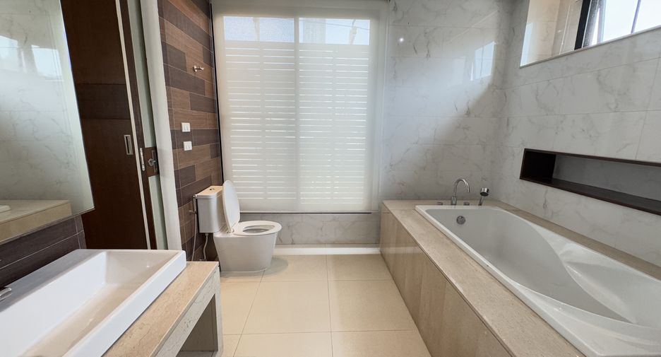 For rent 3 bedrooms house in Watthana, Bangkok