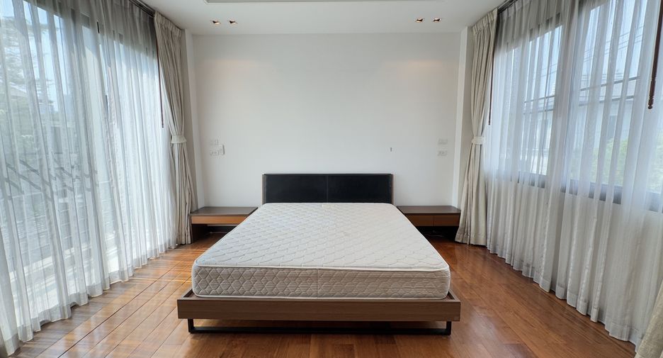 For rent 3 bedrooms house in Watthana, Bangkok