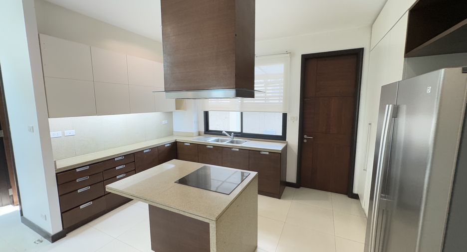 For rent 3 bedrooms house in Watthana, Bangkok