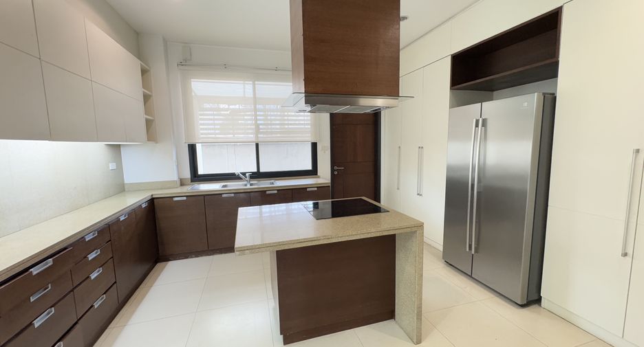 For rent 3 bedrooms house in Watthana, Bangkok