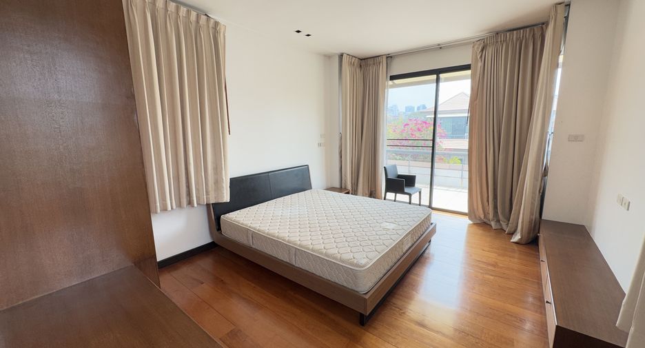 For rent 3 bedrooms house in Watthana, Bangkok
