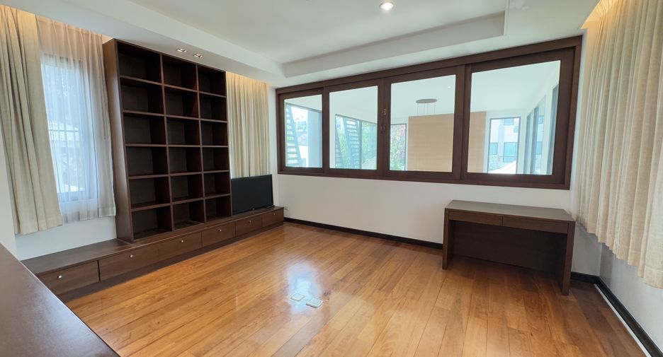 For rent 3 bedrooms house in Watthana, Bangkok