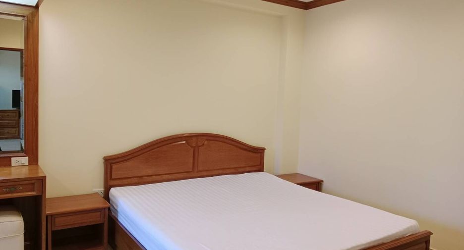 For rent 3 bedrooms condo in Watthana, Bangkok