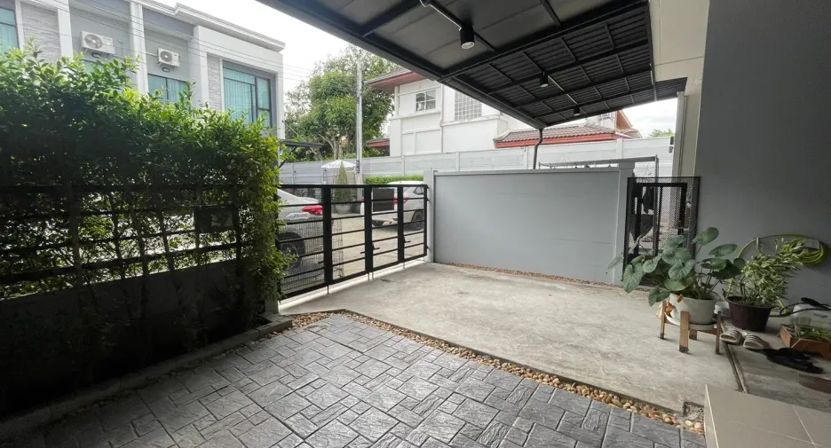 For rent 3 bedrooms townhouse in Sai Mai, Bangkok