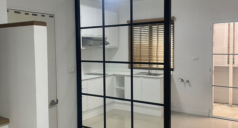 For rent 3 bedrooms townhouse in Sai Mai, Bangkok