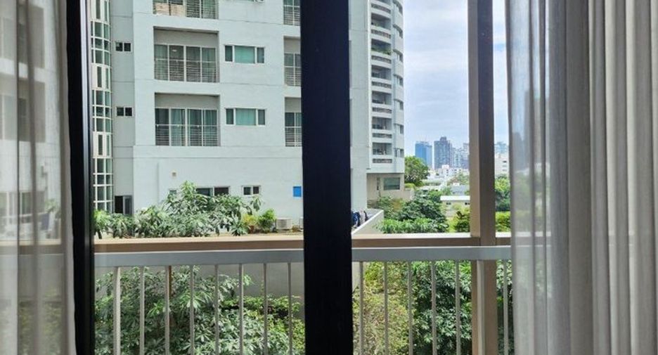 For rent studio condo in Khlong Toei, Bangkok