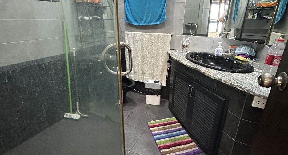 For sale 7 bedrooms retail Space in Sattahip, Chonburi