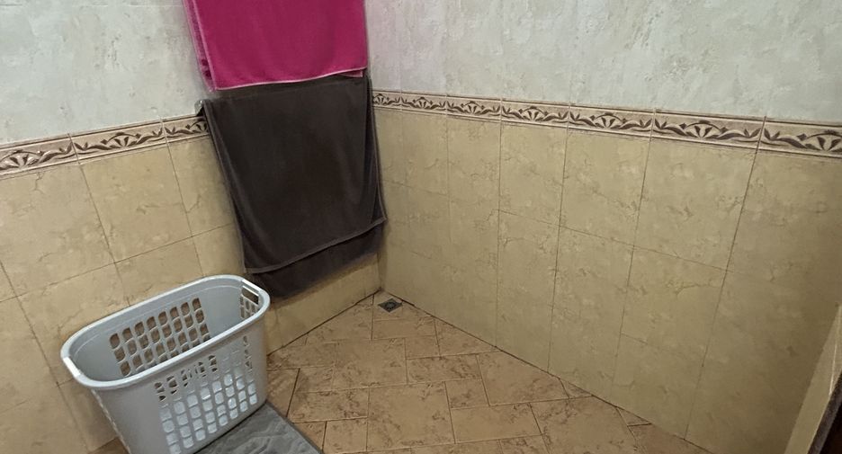 For sale 7 bedrooms retail Space in Sattahip, Chonburi