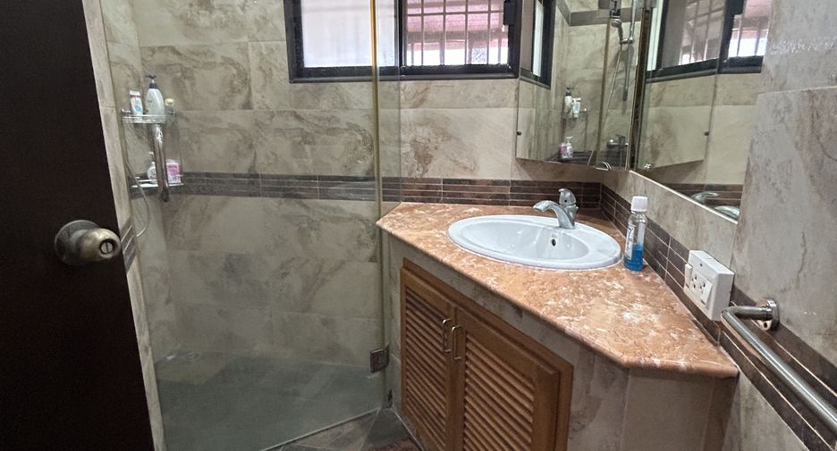 For sale 7 bedrooms retail Space in Sattahip, Chonburi