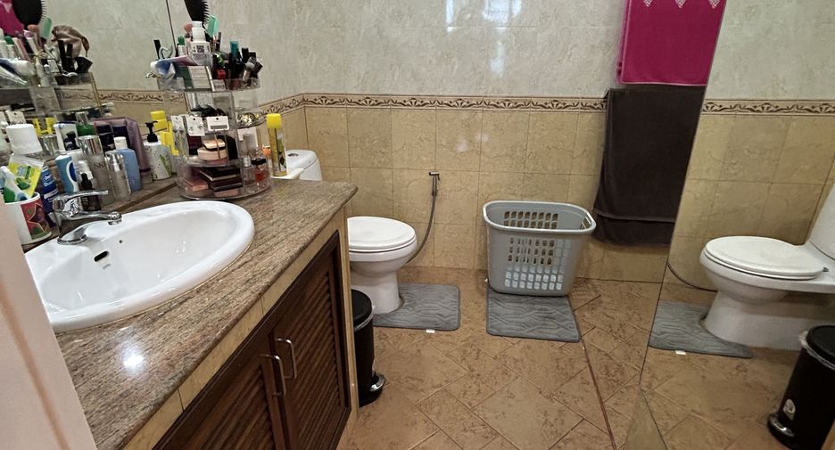 For sale 7 bedrooms retail Space in Sattahip, Chonburi