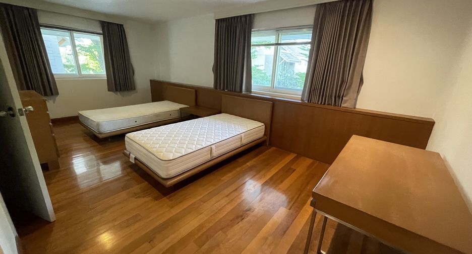 For rent 4 bedrooms house in Watthana, Bangkok