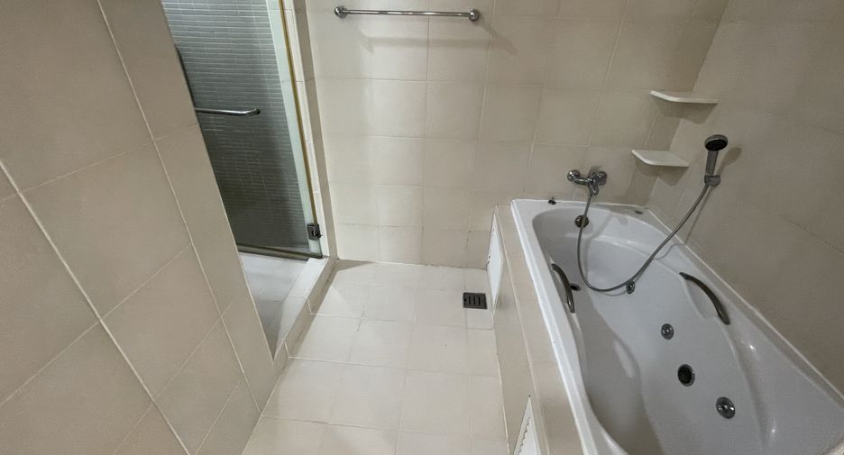 For rent 4 bedrooms house in Watthana, Bangkok