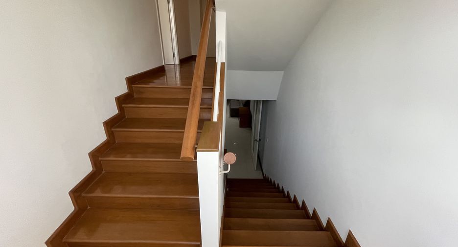 For rent 4 bedrooms house in Watthana, Bangkok