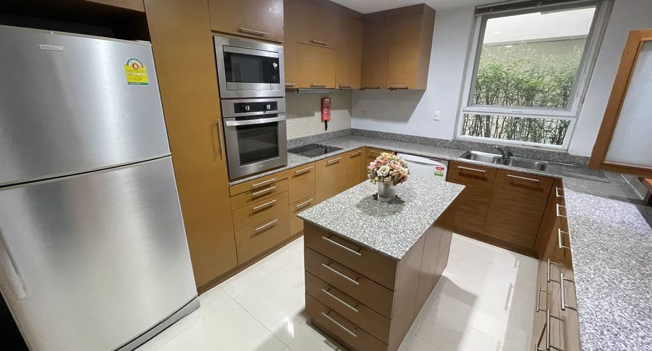 For rent 4 bedrooms house in Watthana, Bangkok