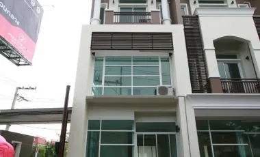 Casa adosada en venta y en alquiler de 3 habitaciones en Bueng Kum, Bangkok