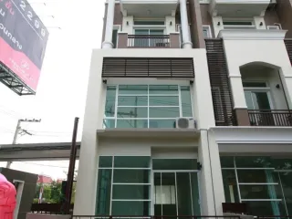 Reihenhaus zum Kauf und zur Miete mit 3 Zimmer in Bueng Kum, Bangkok